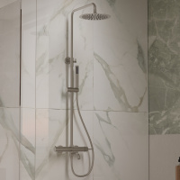 Душевая стойка Villa VSFS-1VL1BN с изливом, 25см верх. душ из нерж. стали, брашированный никель - Gidratop.ru изображение