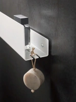 Полочка для душа Keuco со сливными прорезями и интегрированными крючками, цвет белый (RAL 9010), 24952510000 - Gidratop.ru изображение